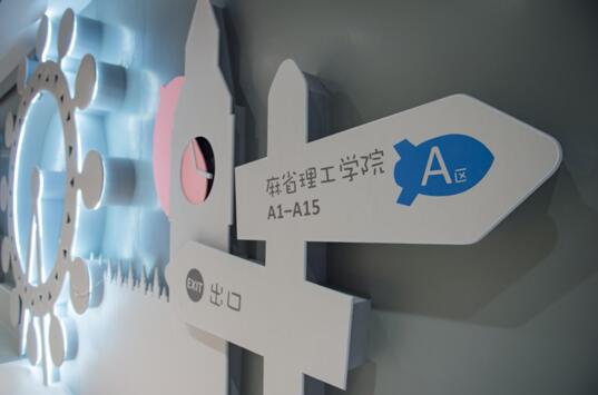 他为了刚出生的孩子,准备了10588本精装绘本与26名启蒙老师 他为了刚出生的孩子,准备了10588本精装绘本与26名启蒙老师
