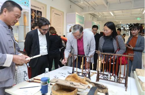 中国艺术品产业博览会进入高潮,中外领导嘉宾