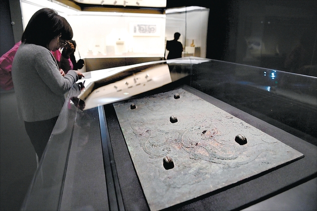 古代最大矩形铜镜“揭面纱”
