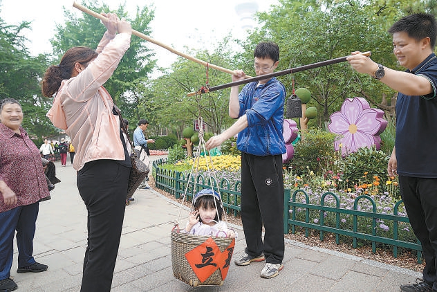 体验“秤人”民俗 传递立夏祝福