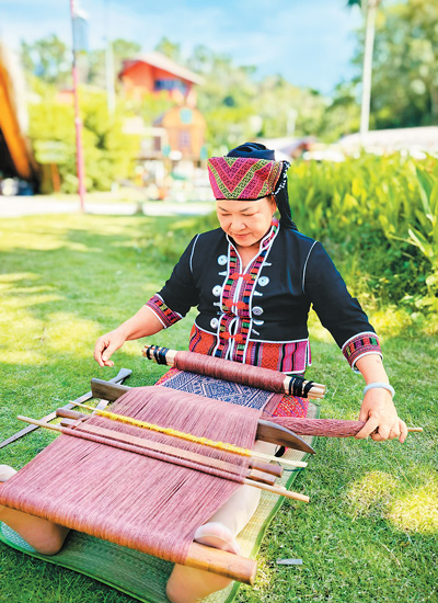 黎锦披彩五指山