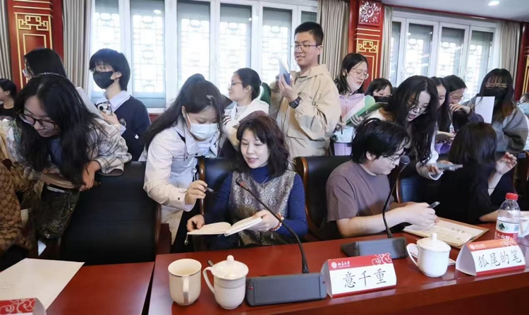 意千重：万千书籍汇流成河，最终喷发为笔下故事