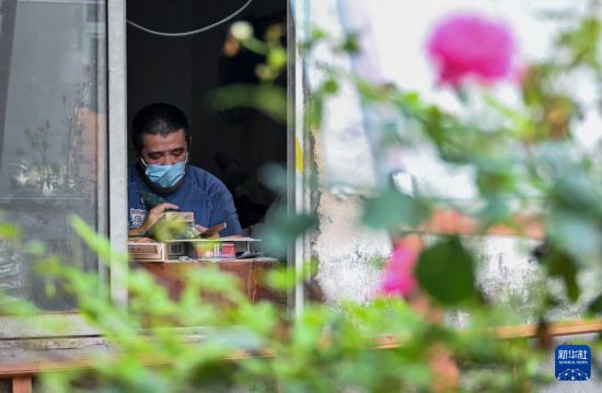 铅锡刻镂：飞刀走线，青铜“生花”