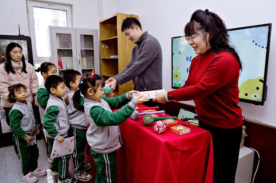 重阳书韵护成长 以物换书传暖意