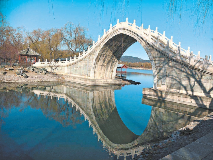 石栏映冬雪 古桥阅千年