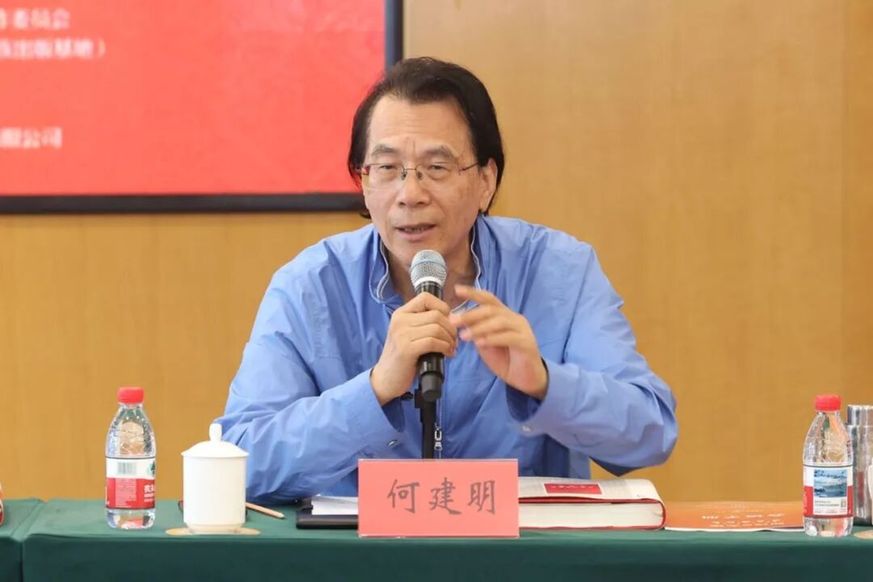 《如诗的大地——新疆70年纪事三部曲》:品读文学内涵 阐释时代价值