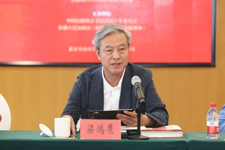 《如诗的大地——新疆70年纪事三部曲》:品读文学内涵 阐释时代价值