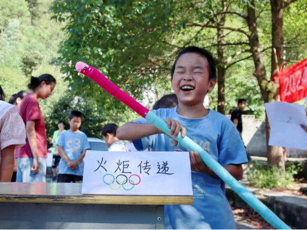 “奥运风”吹进乡村！这群大学生带领乡村儿童开展趣味运动会