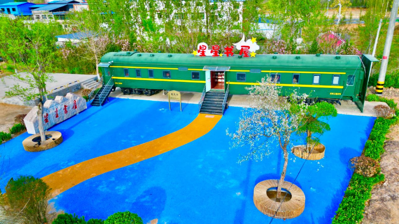 车厢藏万卷 星光照山乡